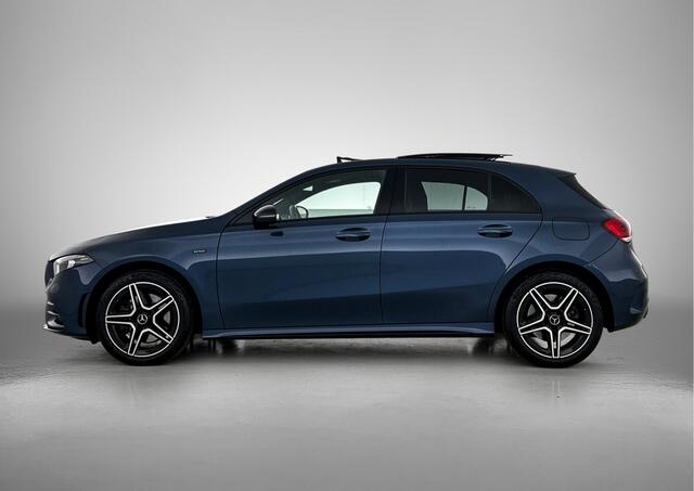 Mercedes-Benz A-KLASSE 250 e Business Solution AMG Limited 24 Maanden Mercedes-Benz Certified Garantie. | AMG- Line interieur | AMG-Line Exterieur | Achteruitrijcamera | Panoram schuifkanteldak | Night Pakket | Trekhaak | Navigatie | Sfeerverlichting |