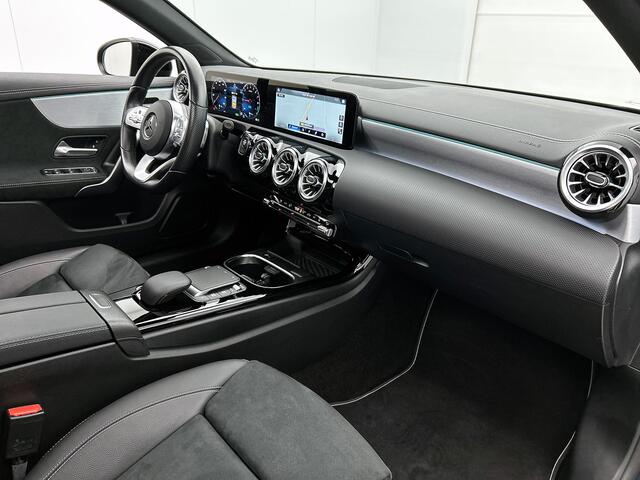 Mercedes-Benz A-KLASSE 250 e Business Solution AMG Limited 24 Maanden Mercedes-Benz Certified Garantie. | AMG- Line interieur | AMG-Line Exterieur | Achteruitrijcamera | Panoram schuifkanteldak | Night Pakket | Trekhaak | Navigatie | Sfeerverlichting |