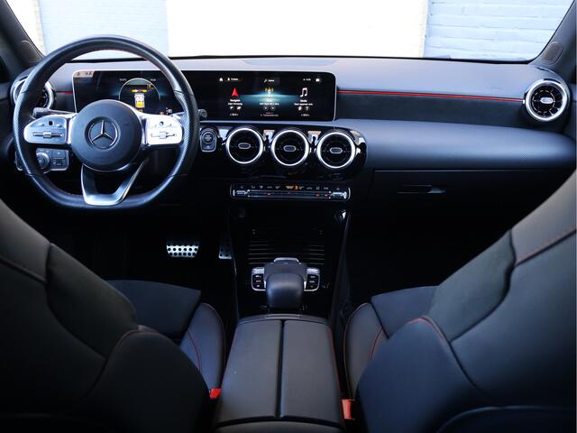Mercedes-Benz A-KLASSE 180 AMG Line Automaat Stoelverwarming | 18" | CarPlay | Camera | Sportstoelen