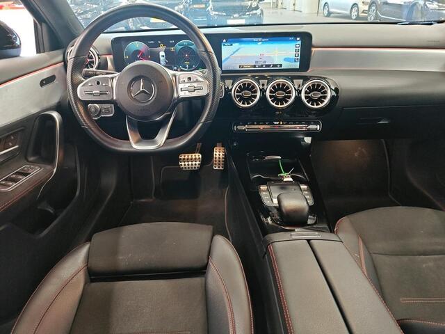 Mercedes-Benz A-KLASSE 180 Business Solution AMG 1e Eigenaar | Volledig Onderh | BTW | NAP | Widescreen | Stoelverwarming | Carplay | Camera | Sfeer | Navi | Climate | Keyless | Bots | PDC