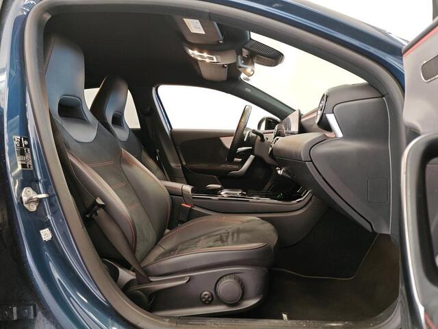 Mercedes-Benz A-KLASSE 180 Business Solution AMG 1e Eigenaar | Volledig Onderh | BTW | NAP | Widescreen | Stoelverwarming | Carplay | Camera | Sfeer | Navi | Climate | Keyless | Bots | PDC