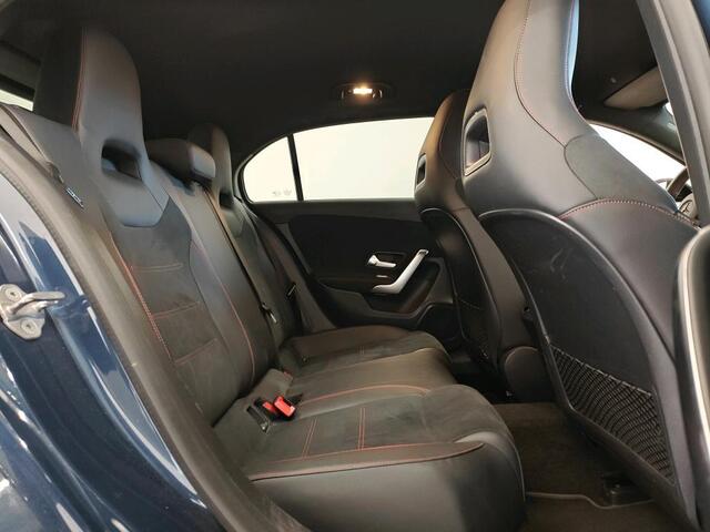 Mercedes-Benz A-KLASSE 180 Business Solution AMG 1e Eigenaar | Volledig Onderh | BTW | NAP | Widescreen | Stoelverwarming | Carplay | Camera | Sfeer | Navi | Climate | Keyless | Bots | PDC