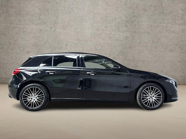 Mercedes-Benz A-KLASSE 200 AMG Sport 163Pk Automaat (SCHUIFDAK, SFEERVERLICHTING, GROOT NAVI, WIDESCREEN, CAMERA, GETINT GLAS, SPORTSTOELEN, STOELVERWARMING, LEDER, NIEUWSTAAT)