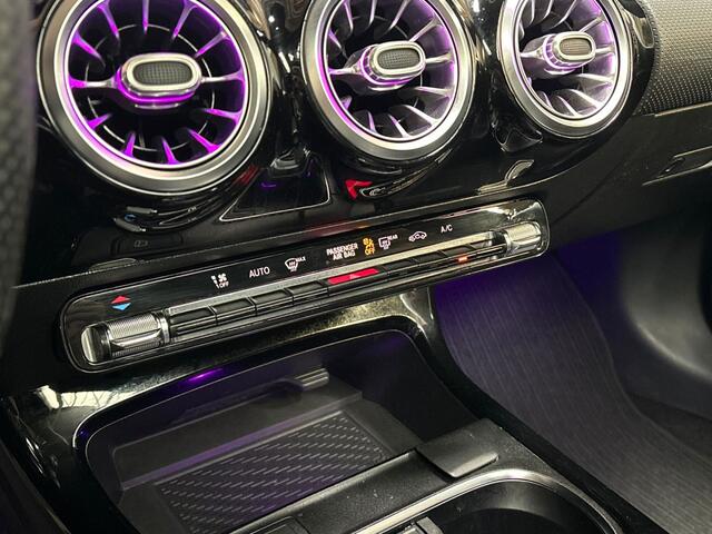 Mercedes-Benz A-KLASSE 200 AMG Sport 163Pk Automaat (SCHUIFDAK, SFEERVERLICHTING, GROOT NAVI, WIDESCREEN, CAMERA, GETINT GLAS, SPORTSTOELEN, STOELVERWARMING, LEDER, NIEUWSTAAT)