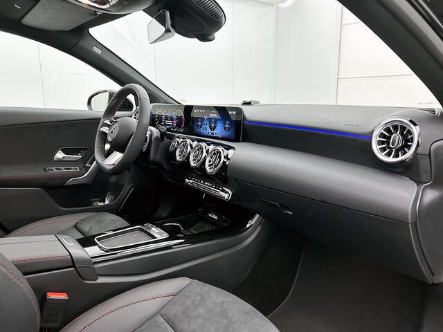 Mercedes-Benz A-KLASSE 180 Business Solution AMG | Nightpakket | 19 inch multispaaks AMG-velgen | Panoramaschuifdak | Smartphone-integratie | Sfeerverlichting | PARKTRONIC |