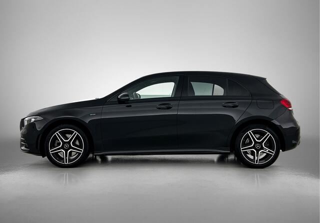 Mercedes-Benz A-KLASSE 250 e Business Solution AMG Limited 5 Spaaks lichten metalen | MBUX wide screen | Navigatie | Parking support met camera achter | Inclusief 24 maanden MB Certified garantie voor Europa.