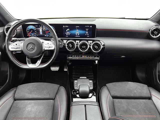 Mercedes-Benz A-KLASSE 180 AMG line | Night pakket | Panorama schuifdak | Parkeerpakket met achteruitrijcamera | Spiegelpakket | Inclusief 12 Maanden Garantie.