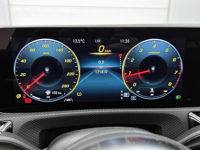Mercedes-Benz A-KLASSE 180 AMG line | Night pakket | Panorama schuifdak | Parkeerpakket met achteruitrijcamera | Spiegelpakket | Inclusief 12 Maanden Garantie.