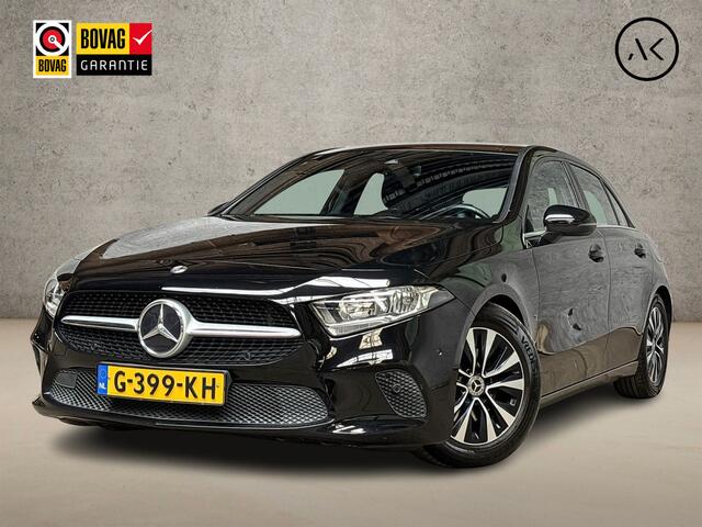 Mercedes-Benz A-KLASSE 160 Sport (APPLE CARPLAY, GROOT NAVI, CAMERA, LEDER, ZWART HEMEL, SPORTSTOELEN, CRUISE, LANE ASSIST, NIEUWSTAAT)