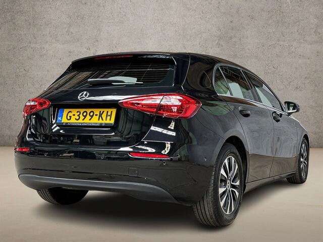 Mercedes-Benz A-KLASSE 160 Sport (APPLE CARPLAY, GROOT NAVI, CAMERA, LEDER, ZWART HEMEL, SPORTSTOELEN, CRUISE, LANE ASSIST, NIEUWSTAAT)
