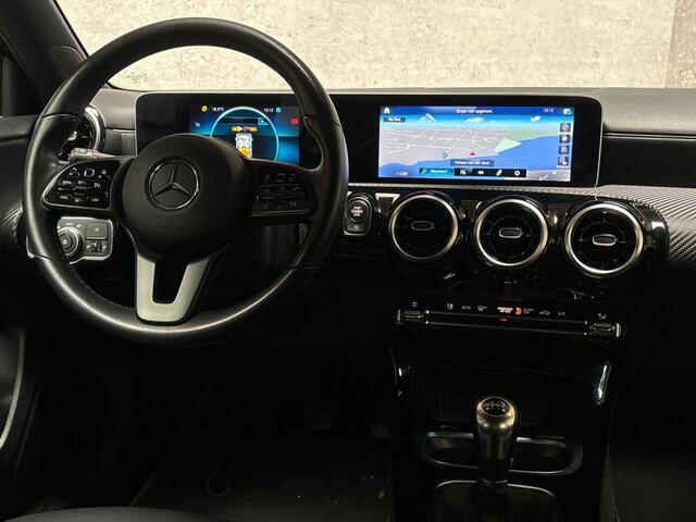 Mercedes-Benz A-KLASSE 160 Sport (APPLE CARPLAY, GROOT NAVI, CAMERA, LEDER, ZWART HEMEL, SPORTSTOELEN, CRUISE, LANE ASSIST, NIEUWSTAAT)