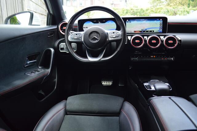 Mercedes-Benz A-KLASSE 180 AMG Led Panorama Widescreen Camera CarPlay Pdc