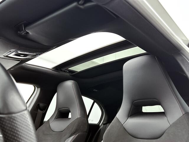 Mercedes-Benz A-KLASSE 180 AMG Nightpakket | Panoramadak | Sfeerverlichting | CarPlay | Augmented Reality | Parkeerpakket met Camera |. Inclusief 24 maanden Mercedes-Benz Certified garantie voor Europa.