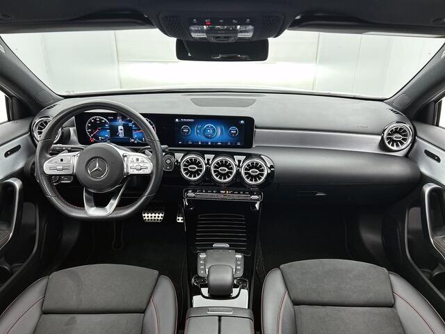 Mercedes-Benz A-KLASSE 180 AMG Nightpakket | Panoramadak | Sfeerverlichting | CarPlay | Augmented Reality | Parkeerpakket met Camera |. Inclusief 24 maanden Mercedes-Benz Certified garantie voor Europa.