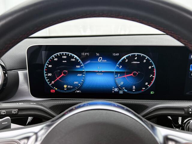 Mercedes-Benz A-KLASSE 180 AMG Nightpakket | Panoramadak | Sfeerverlichting | CarPlay | Augmented Reality | Parkeerpakket met Camera |. Inclusief 24 maanden Mercedes-Benz Certified garantie voor Europa.
