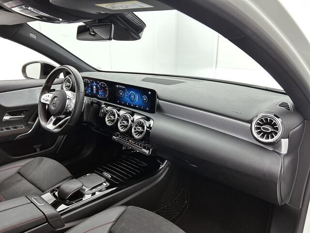 Mercedes-Benz A-KLASSE 180 AMG Nightpakket | Panoramadak | Sfeerverlichting | CarPlay | Augmented Reality | Parkeerpakket met Camera |. Inclusief 24 maanden Mercedes-Benz Certified garantie voor Europa.