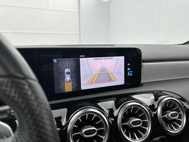 Mercedes-Benz A-KLASSE 180 AMG Nightpakket | Panoramadak | Sfeerverlichting | CarPlay | Augmented Reality | Parkeerpakket met Camera |. Inclusief 24 maanden Mercedes-Benz Certified garantie voor Europa.