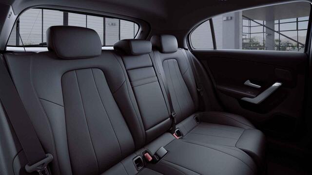 Mercedes-Benz A-KLASSE 180 Business Solution Luxury | Widescreen | Panoramadak | Stoelverwarming | Multibeam |