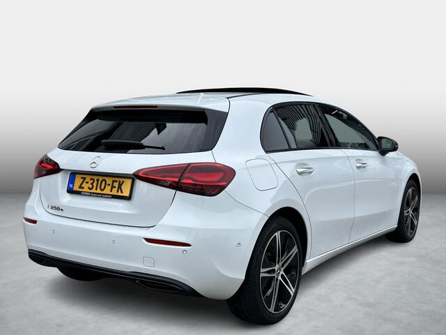 Mercedes-Benz A-KLASSE 250 e Luxury | Panoramadak | Achteruitrijcamera | Stoelverwarming | Sfeerverlichting | Dodehoekassistent | Multibeam LED | Apple & Android Carplay