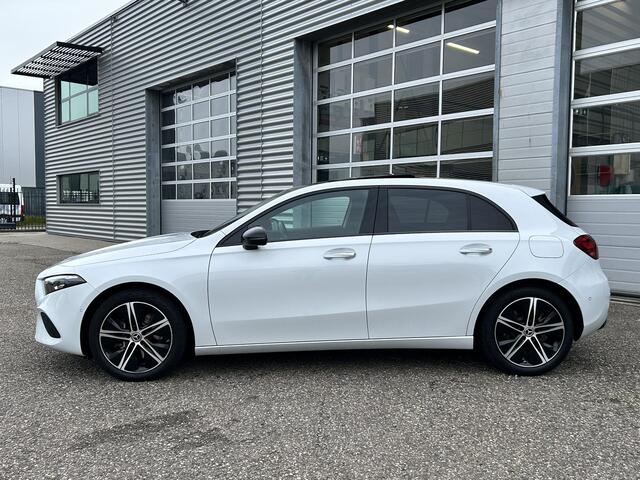 Mercedes-Benz A-KLASSE 250 e Luxury | Panoramadak | Achteruitrijcamera | Stoelverwarming | Sfeerverlichting | Dodehoekassistent | Multibeam LED | Apple & Android Carplay