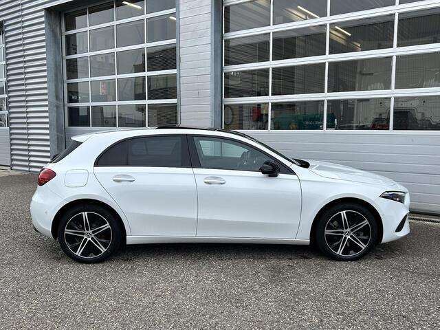 Mercedes-Benz A-KLASSE 250 e Luxury | Panoramadak | Achteruitrijcamera | Stoelverwarming | Sfeerverlichting | Dodehoekassistent | Multibeam LED | Apple & Android Carplay