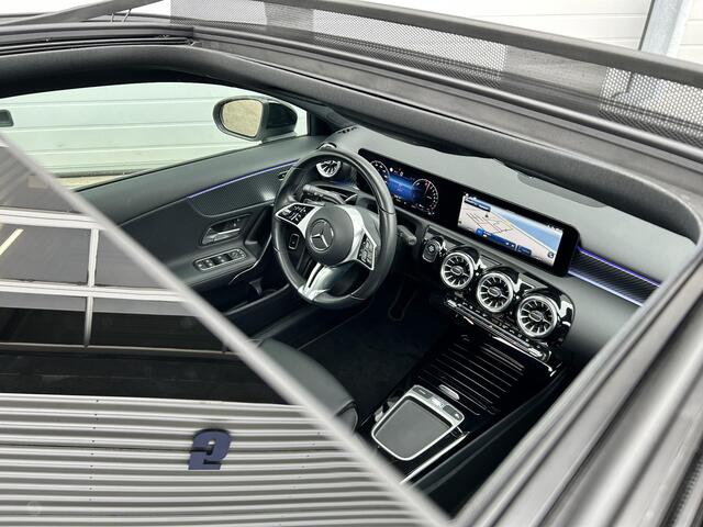 Mercedes-Benz A-KLASSE 250 e Luxury | Panoramadak | Achteruitrijcamera | Stoelverwarming | Sfeerverlichting | Dodehoekassistent | Multibeam LED | Apple & Android Carplay