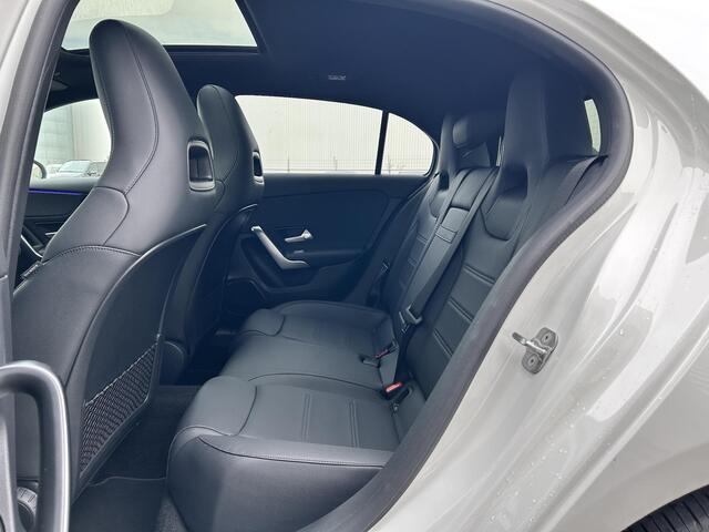 Mercedes-Benz A-KLASSE 250 e Luxury | Panoramadak | Achteruitrijcamera | Stoelverwarming | Sfeerverlichting | Dodehoekassistent | Multibeam LED | Apple & Android Carplay