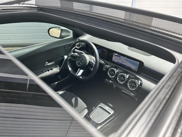Mercedes-Benz A-KLASSE 250 e AMG | Panoramadak | Dodehoekassistent | Privacy Glas Achter | Sfeerverlichting | Stoelverwarming | Parkeersensoren |