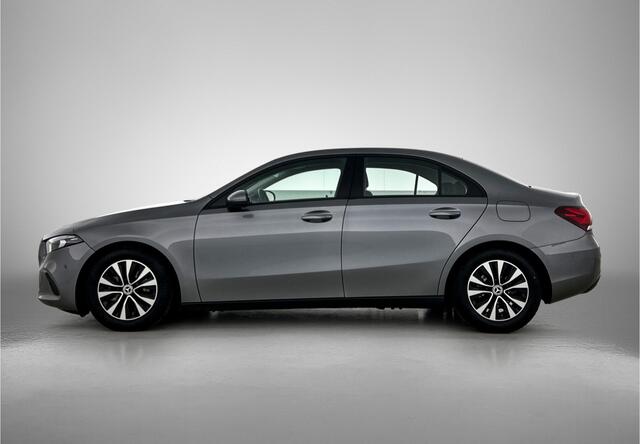 Mercedes-Benz A-KLASSE 180 Business Solution | Parkeerpakket met Camera | Stoelverwarming | LED | DAB | Cruise Controle | Inclusief 24 maanden Mercedes-Benz Certified garantie voor Europa.