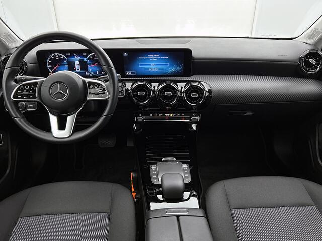 Mercedes-Benz A-KLASSE 180 Business Solution | Parkeerpakket met Camera | Stoelverwarming | LED | DAB | Cruise Controle | Inclusief 24 maanden Mercedes-Benz Certified garantie voor Europa.