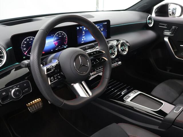 Mercedes-Benz A-KLASSE 180 Business Solution AMG | Night | Panoramaschuifdak | Premium Plus | Head-Up | MULTIBEAM LED | Dodehoekassistent | 19 inch AMG-velgen |