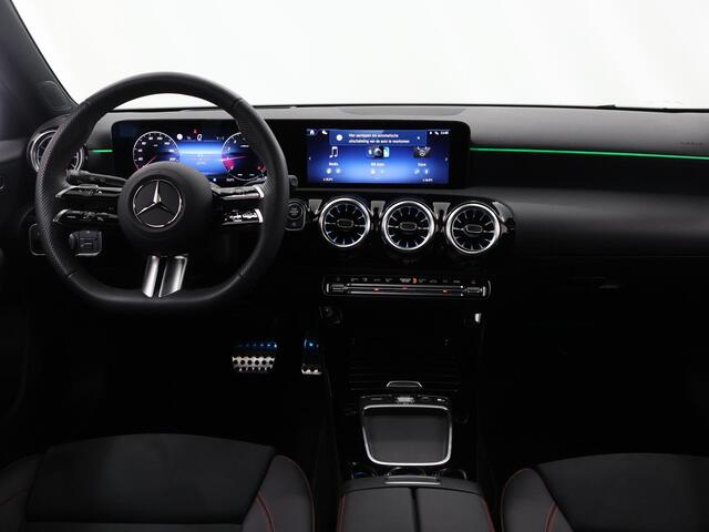 Mercedes-Benz A-KLASSE 180 Business Solution AMG | Night | Panoramaschuifdak | Premium Plus | Head-Up | MULTIBEAM LED | Dodehoekassistent | 19 inch AMG-velgen |