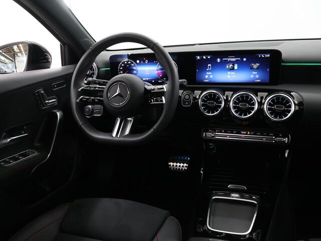 Mercedes-Benz A-KLASSE 180 Business Solution AMG | Night | Panoramaschuifdak | Premium Plus | Head-Up | MULTIBEAM LED | Dodehoekassistent | 19 inch AMG-velgen |