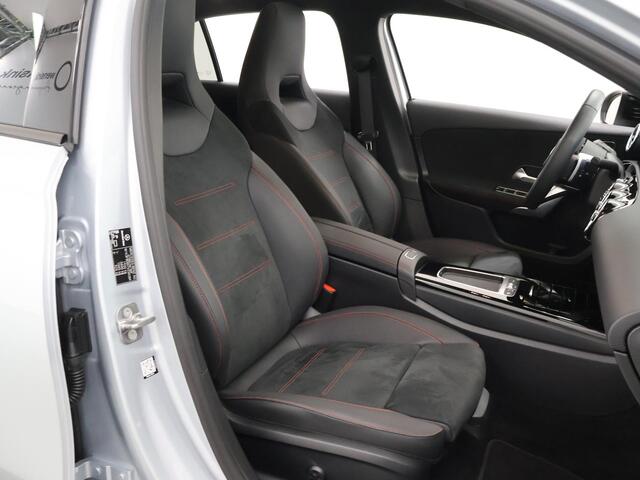 Mercedes-Benz A-KLASSE 180 Business Solution AMG | Night | Panoramaschuifdak | Premium Plus | Head-Up | MULTIBEAM LED | Dodehoekassistent | 19 inch AMG-velgen |