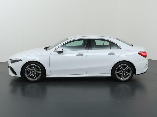 Mercedes-Benz A-KLASSE 180 AMG Line | Widescreen | Keyless | Stoelverwarming | Achteruitrijcamera |