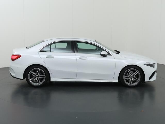 Mercedes-Benz A-KLASSE 180 AMG Line | Widescreen | Keyless | Stoelverwarming | Achteruitrijcamera |