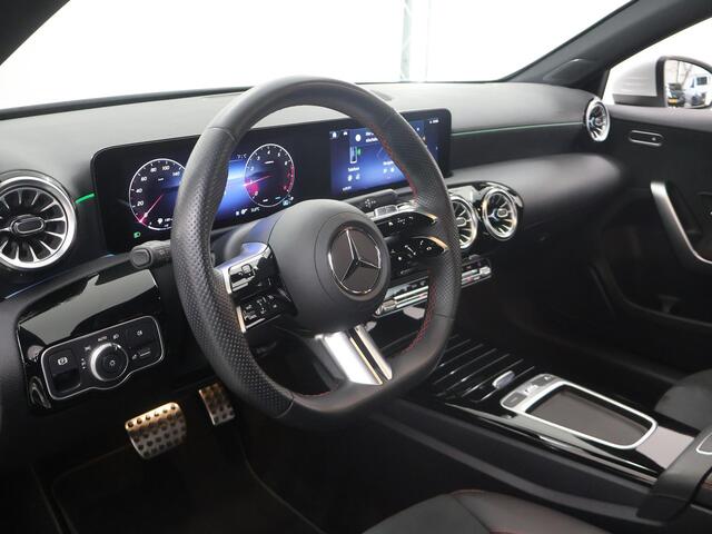 Mercedes-Benz A-KLASSE 180 AMG Line | Widescreen | Keyless | Stoelverwarming | Achteruitrijcamera |