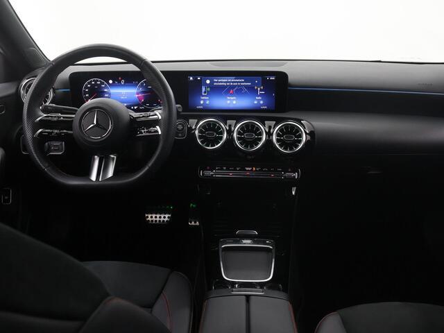 Mercedes-Benz A-KLASSE 180 AMG Line | Widescreen | Keyless | Stoelverwarming | Achteruitrijcamera |