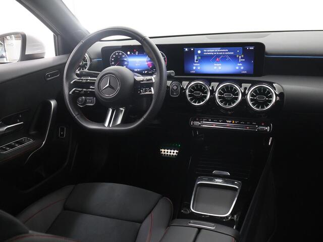 Mercedes-Benz A-KLASSE 180 AMG Line | Widescreen | Keyless | Stoelverwarming | Achteruitrijcamera |