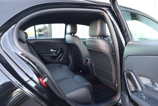 Mercedes-Benz A-KLASSE 180d Business Solution | 116PK | Led | Widescreen | Stoelverwarming | Trekhaak | Cruise | NL-Auto | 2018.