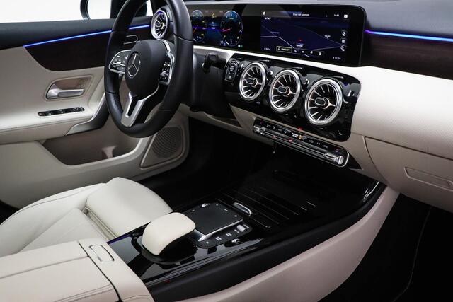 Mercedes-Benz A-KLASSE 200 Luxury Line | PREMIUM PACK | PANORAMADAK | MATRIX LED | LEDER | APPLE | HOUTAFWERKING