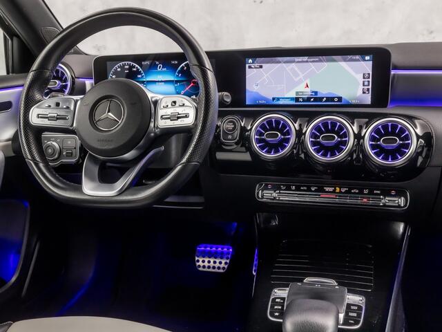 Mercedes-Benz A-KLASSE 200 AMG Sport 163Pk Automaat (GROOT NAVI, SFEERVERLICHTING, CAMERA, LEDER, STOELVERWARMING, SPORTSTOELEN, GETINT GLAS, LANE ASSIST, NIEUWE APK, NIEUWSTAAT)