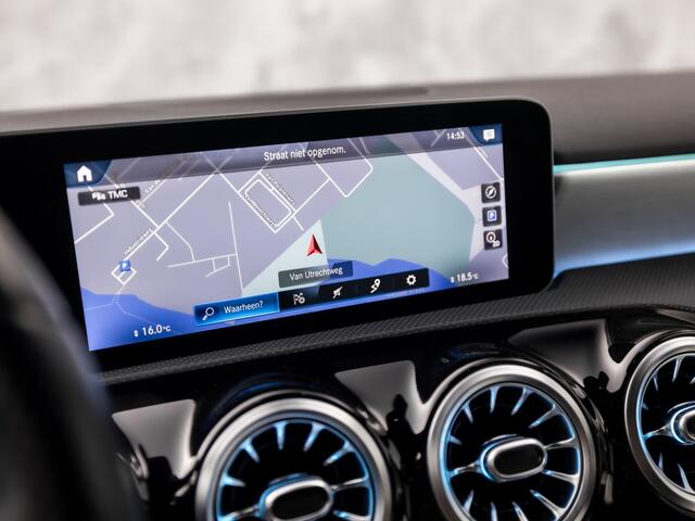 Mercedes-Benz A-KLASSE 200 AMG Sport 163Pk Automaat (GROOT NAVI, SFEERVERLICHTING, CAMERA, LEDER, STOELVERWARMING, SPORTSTOELEN, GETINT GLAS, LANE ASSIST, NIEUWE APK, NIEUWSTAAT)