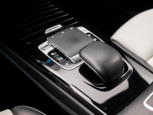 Mercedes-Benz A-KLASSE 200 AMG Sport 163Pk Automaat (GROOT NAVI, SFEERVERLICHTING, CAMERA, LEDER, STOELVERWARMING, SPORTSTOELEN, GETINT GLAS, LANE ASSIST, NIEUWE APK, NIEUWSTAAT)