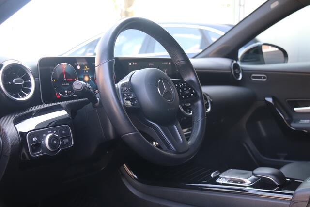 Mercedes-Benz A-KLASSE 180 Business Solution, Trekhaak, Camera, Navi, Cruise