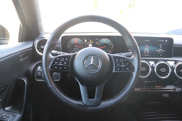 Mercedes-Benz A-KLASSE 180 Business Solution, Trekhaak, Camera, Navi, Cruise