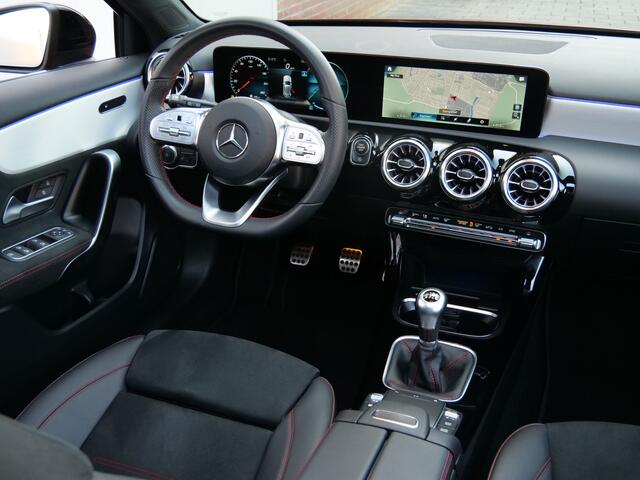 Mercedes-Benz A-KLASSE 180 Business Solution AMG 136 Pk Navi / DAB / Camera / 18 inch / Pano-dak