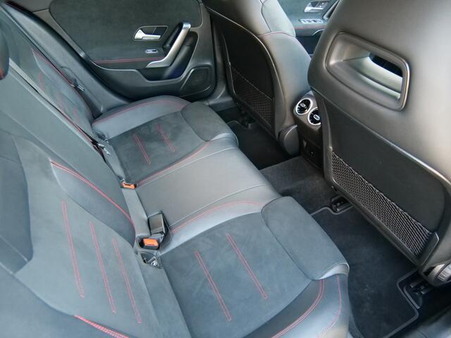 Mercedes-Benz A-KLASSE 180 Business Solution AMG 136 Pk Navi / DAB / Camera / 18 inch / Pano-dak