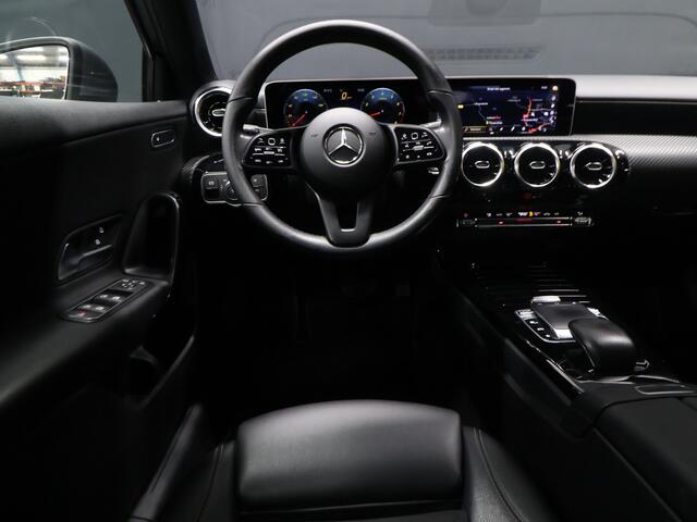Mercedes-Benz A-KLASSE 200 Business Solution Plus Upgrade [APPLE CARPLAY, DIGITAL DASH, SCHUIFKANTELDAK, TREKHAAK, CAMERA, CRUISE CONTROL, CLIMATE CONTROL, NAVIGATIE, NIEUWSTAAT]