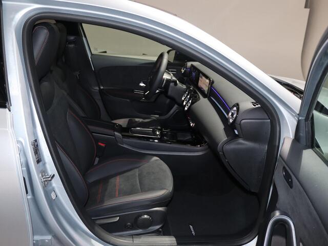 Mercedes-Benz A-KLASSE 180 Star Edition AMG Line | Nightpakket | Sfeerverlichting | MULTIBEAM LED | Stoelverwarming |